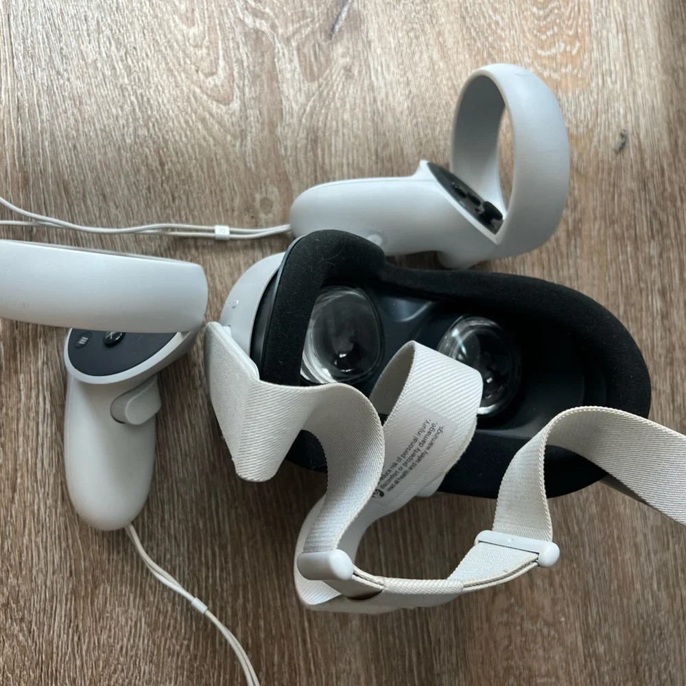 Meta quest 2 virtual headset in good condition